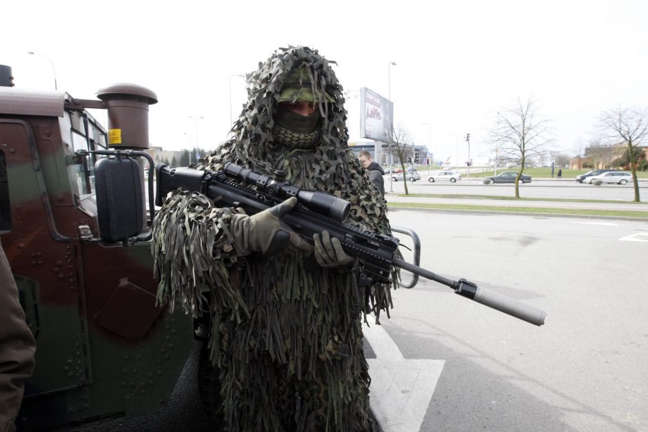 Prekybos centrą apsupo tankai