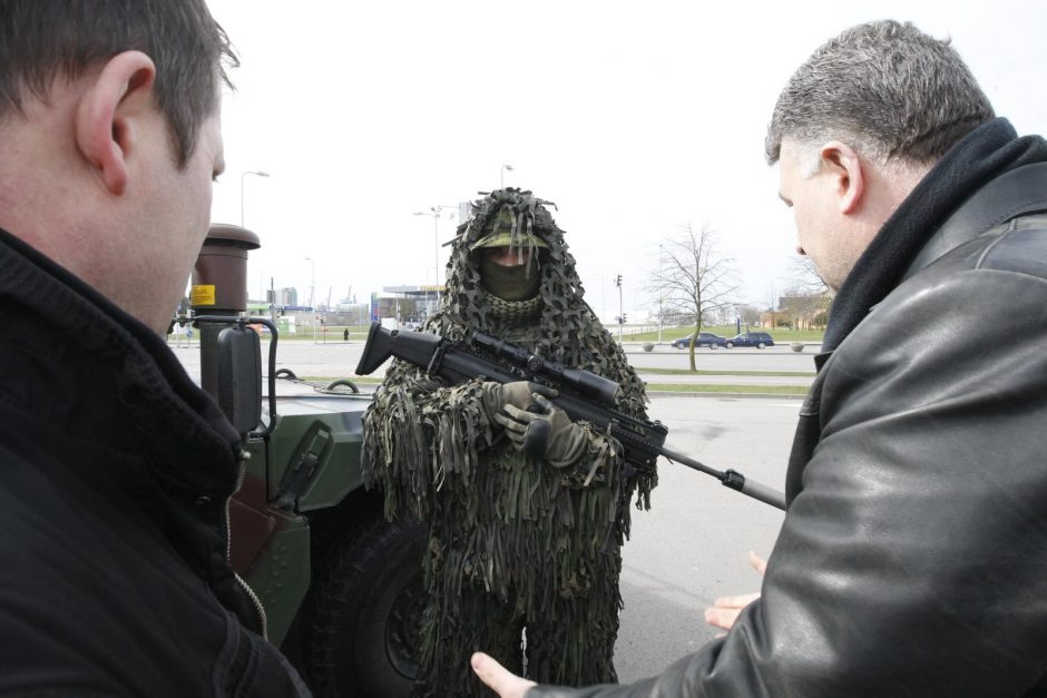 Prekybos centrą apsupo tankai