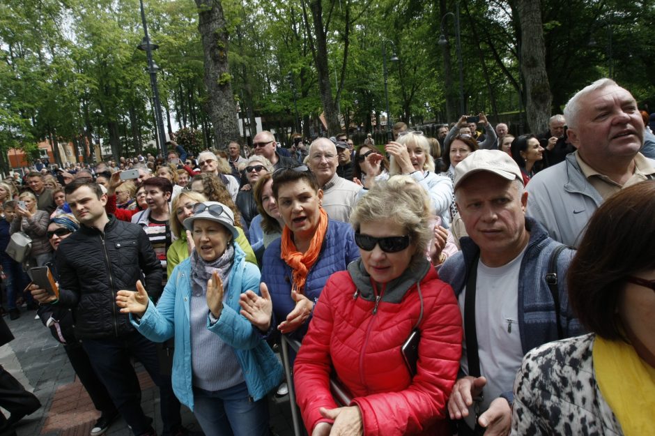 S. Povilaičio garbei – maestro autografas ant Palangos koncertų salės fasado