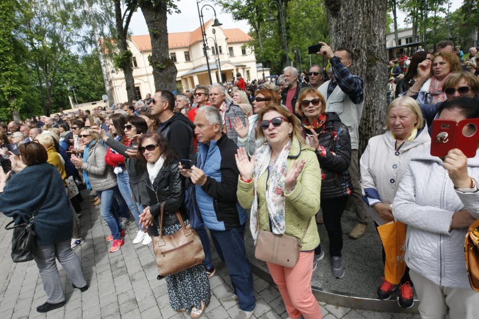 S. Povilaičio garbei – maestro autografas ant Palangos koncertų salės fasado