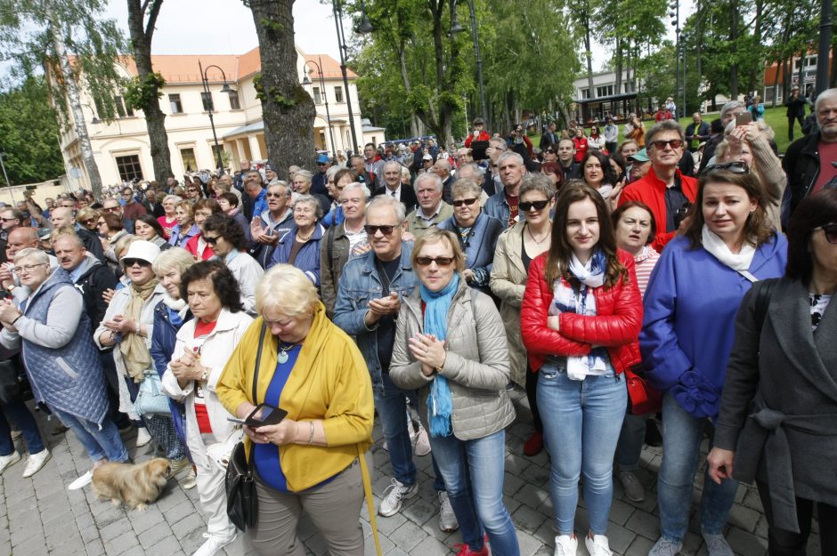 S. Povilaičio garbei – maestro autografas ant Palangos koncertų salės fasado