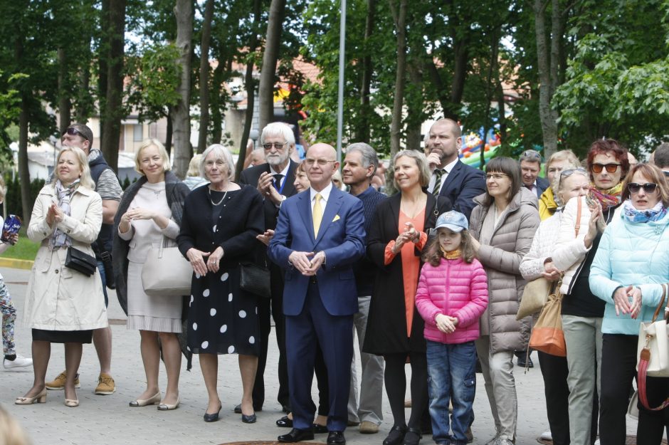 S. Povilaičio garbei – maestro autografas ant Palangos koncertų salės fasado