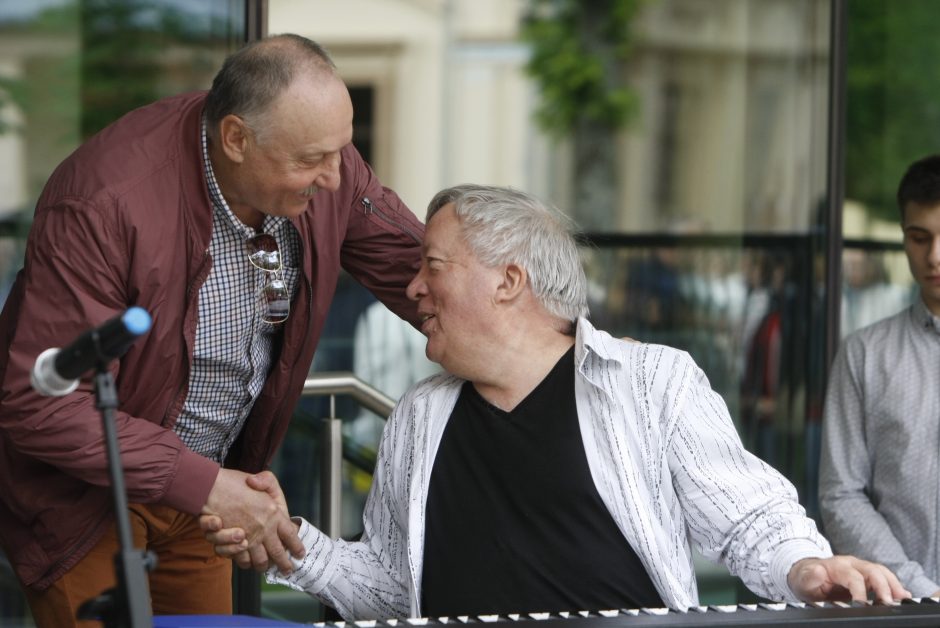 S. Povilaičio garbei – maestro autografas ant Palangos koncertų salės fasado