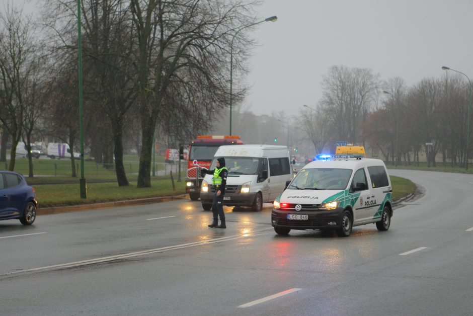 Mokyklos gatvėje – skaudi BMW ir „Honda“ avarija: automobiliai sumaitoti, trys žmonės ligoninėje