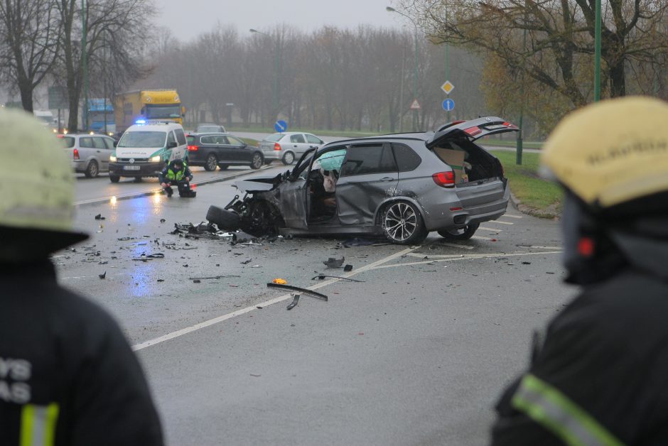 Mokyklos gatvėje – skaudi BMW ir „Honda“ avarija: automobiliai sumaitoti, trys žmonės ligoninėje