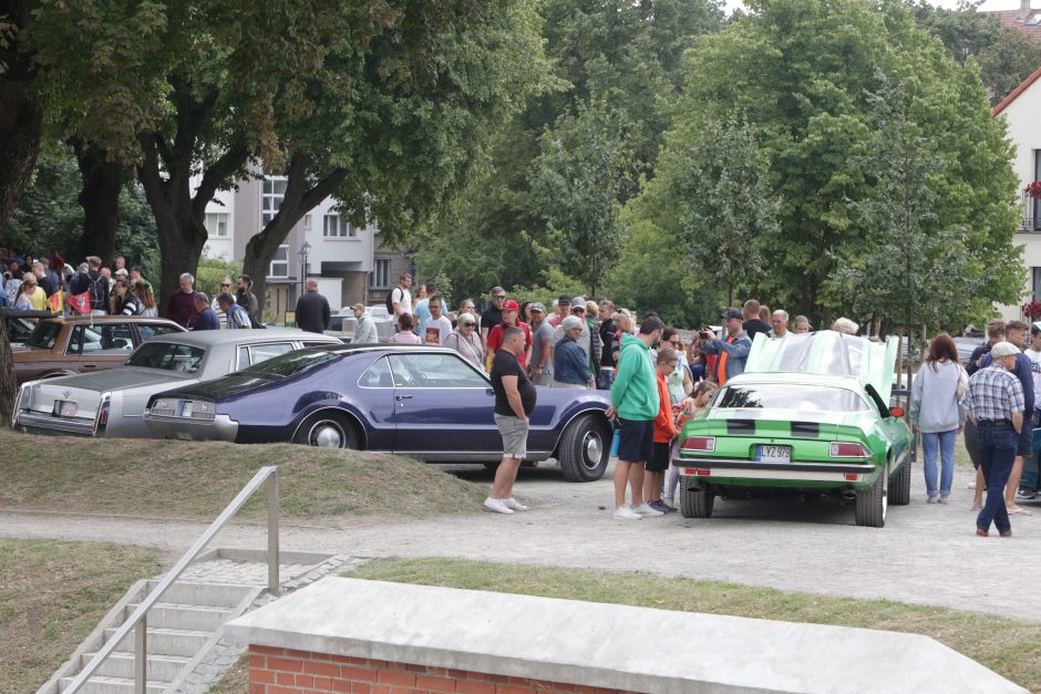 Jūros šventės dalyvius vėl džiugino senovinių automobilių paradas