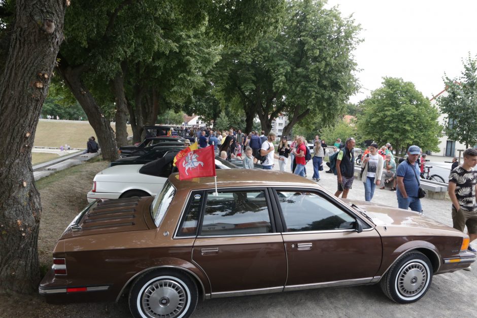 Jūros šventės dalyvius vėl džiugino senovinių automobilių paradas