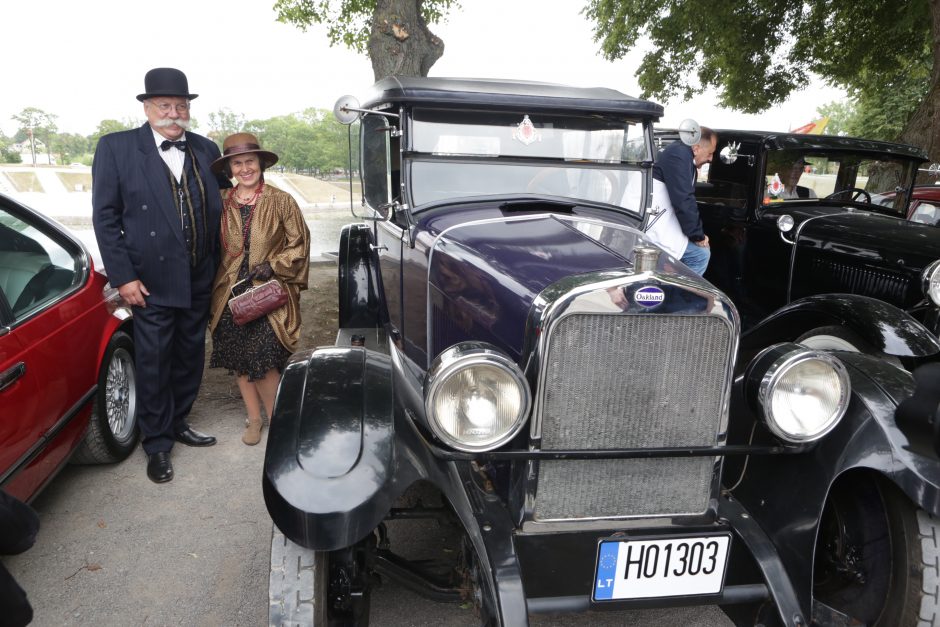 Jūros šventės dalyvius vėl džiugino senovinių automobilių paradas