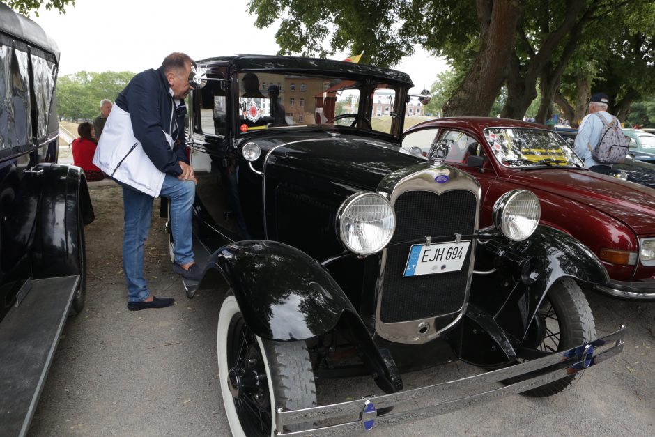 Jūros šventės dalyvius vėl džiugino senovinių automobilių paradas