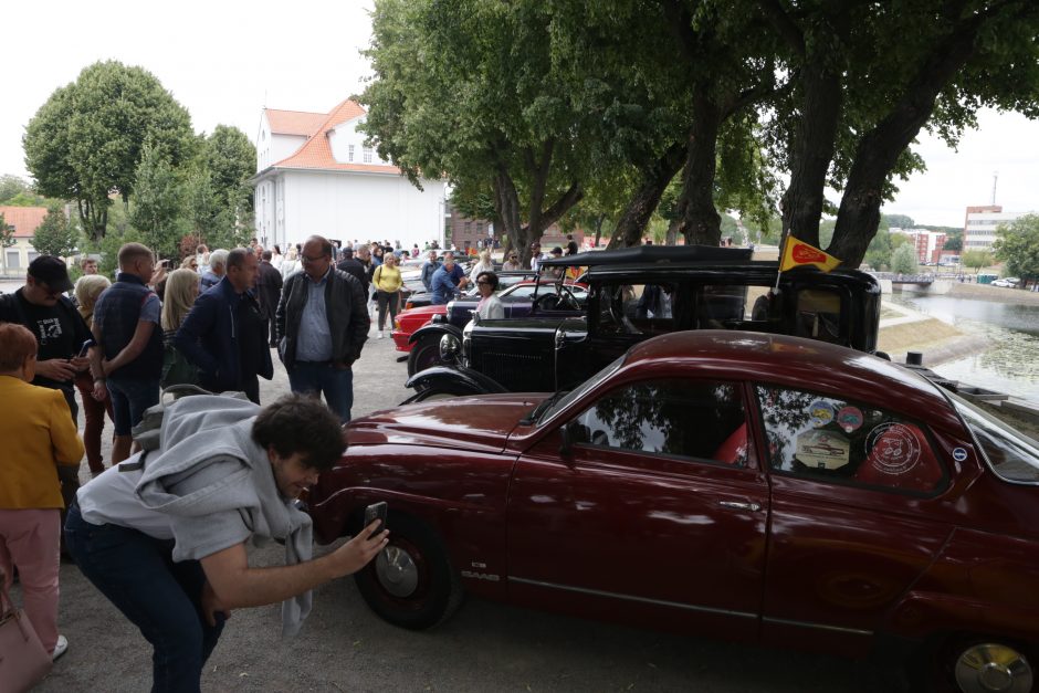 Jūros šventės dalyvius vėl džiugino senovinių automobilių paradas