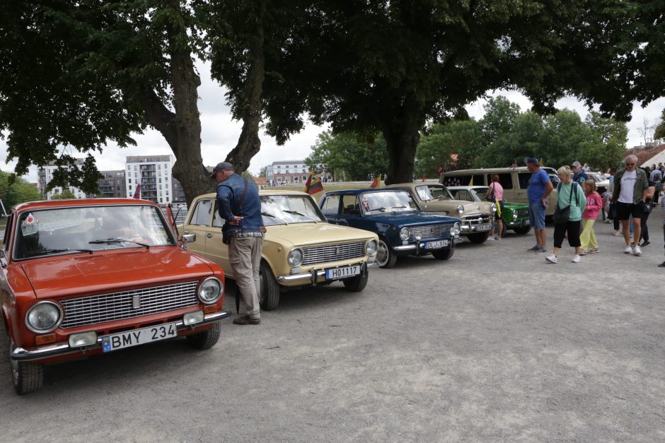 Jūros šventės dalyvius vėl džiugino senovinių automobilių paradas