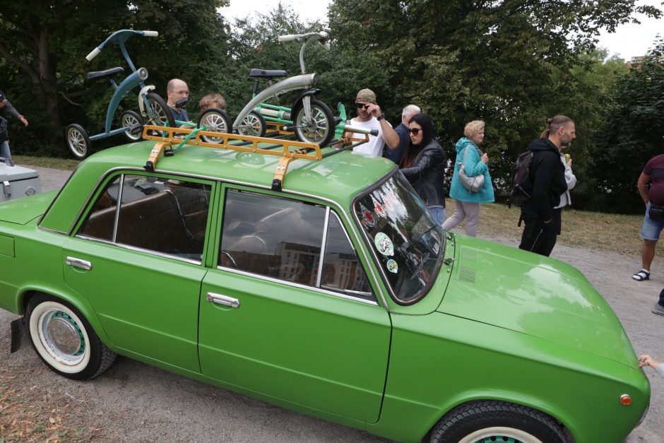 Jūros šventės dalyvius vėl džiugino senovinių automobilių paradas