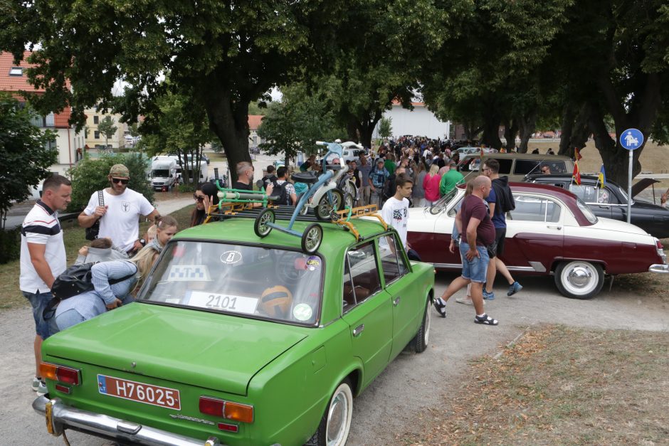 Jūros šventės dalyvius vėl džiugino senovinių automobilių paradas