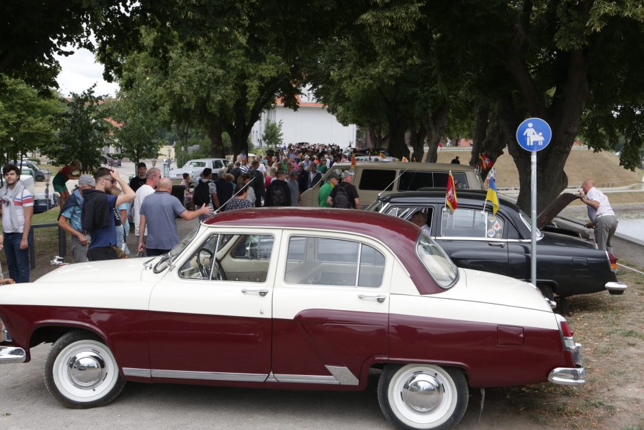 Jūros šventės dalyvius vėl džiugino senovinių automobilių paradas