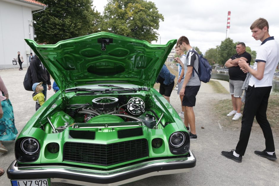 Jūros šventės dalyvius vėl džiugino senovinių automobilių paradas