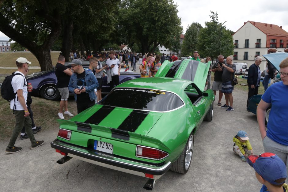 Jūros šventės dalyvius vėl džiugino senovinių automobilių paradas