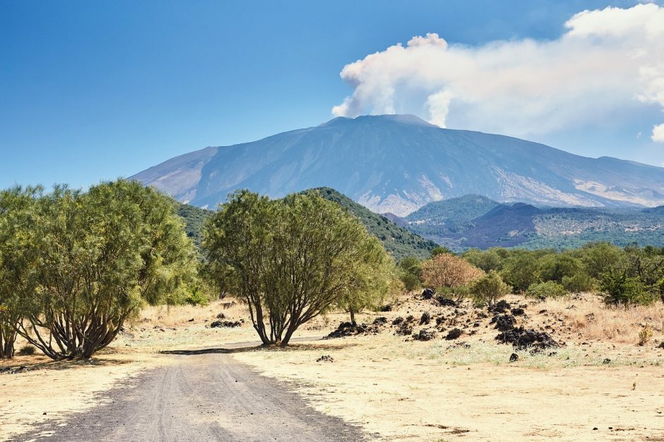 Sicilijoje išsiveržus Etnos ugnikalniui uždarytas Katanijos oro uostas