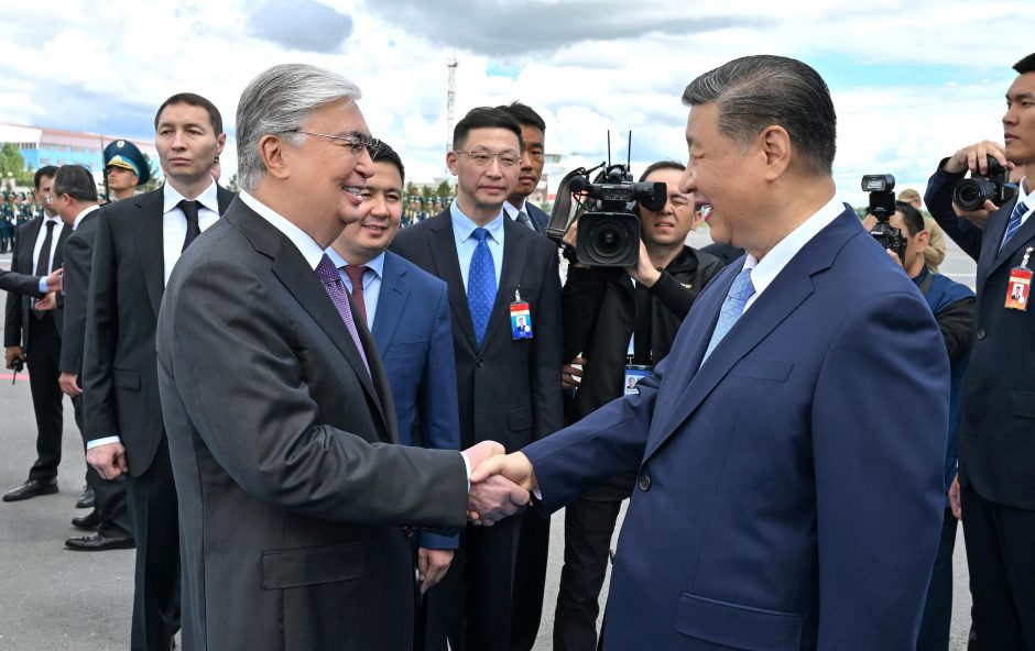 Xi Jinpingas atvyko į Kazachstaną valstybinio vizito