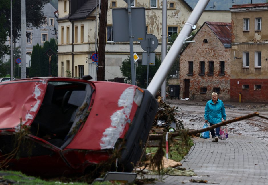 Vidurio Europoje tęsiasi potvyniai, daugėja žuvusiųjų