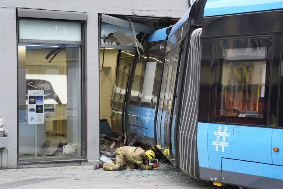 Oslo centre tramvajus rėžėsi į parduotuvę, sužeisti keturi žmonės