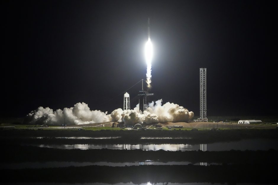 „SpaceX“ paleido civilių įgulą pirmajam privačiam išėjimui į atvirą kosmosą