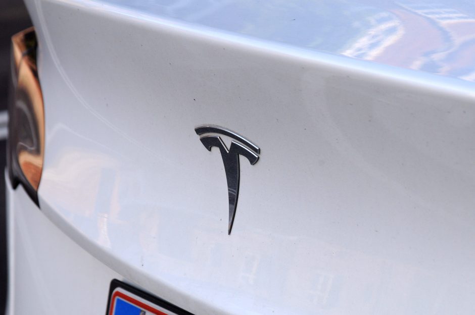 Prancūzijoje užsidegus „Tesla“ automobiliui žuvo keturi žmonės