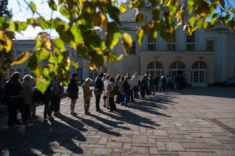 Prie Kauno valstybinio muzikinio teatro nusidriekė eilės