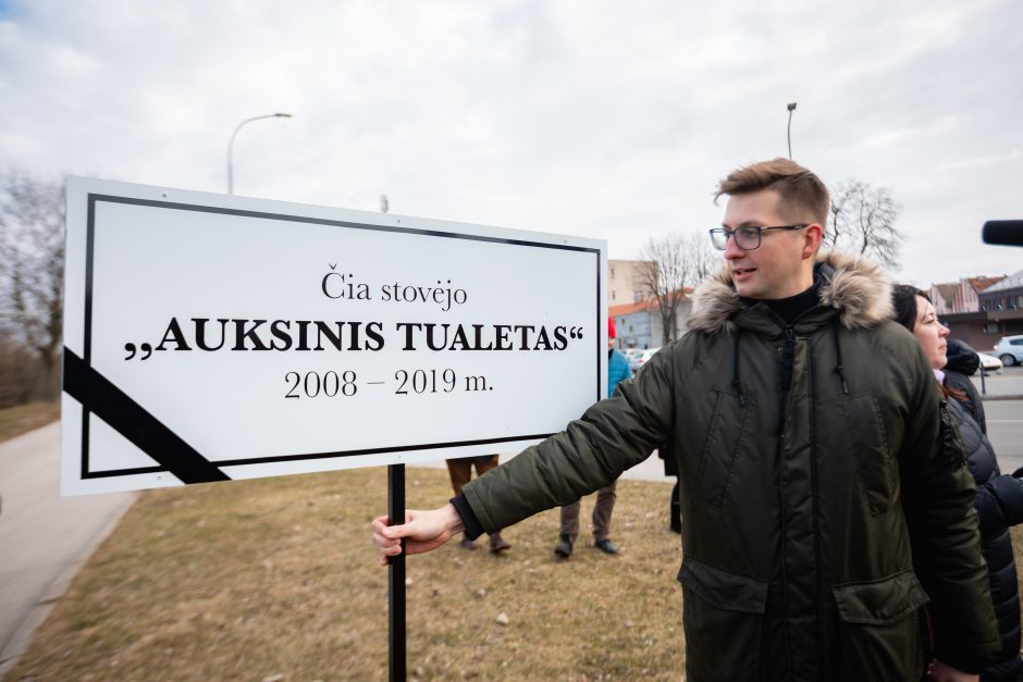 Baigėsi „auksinio“ tualeto gyvavimo era: pagaliau nukeltas ir išvežtas