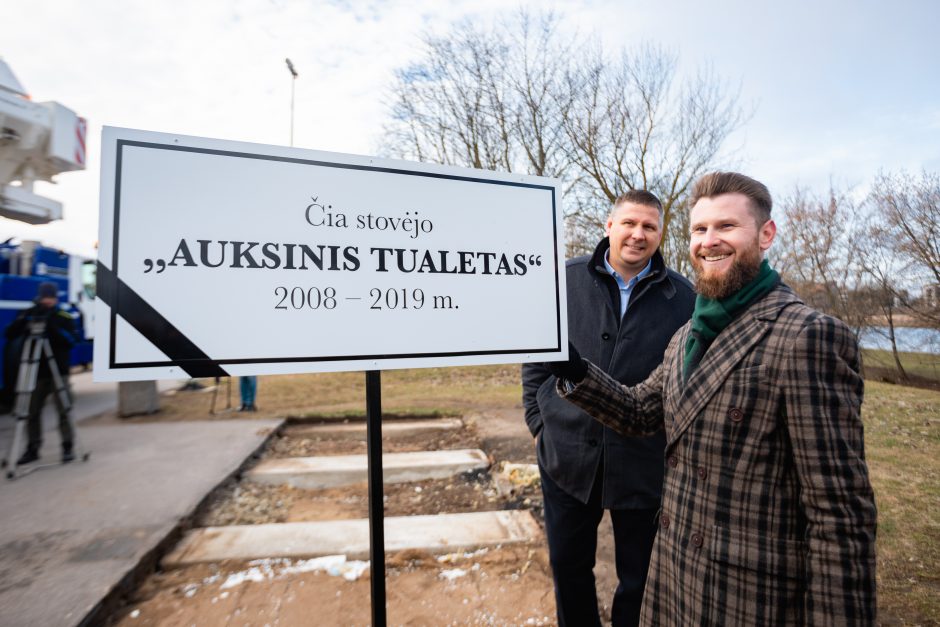 Baigėsi „auksinio“ tualeto gyvavimo era: pagaliau nukeltas ir išvežtas