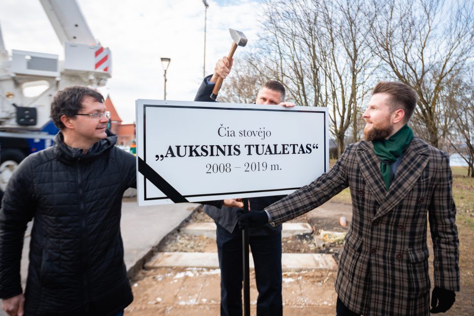 Baigėsi „auksinio“ tualeto gyvavimo era: pagaliau nukeltas ir išvežtas