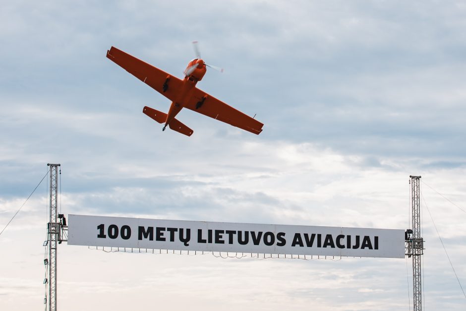 Aviacijos šventė Kaune: nuo skraidančios legendos iki didžiausios vėliavos nuleidimo