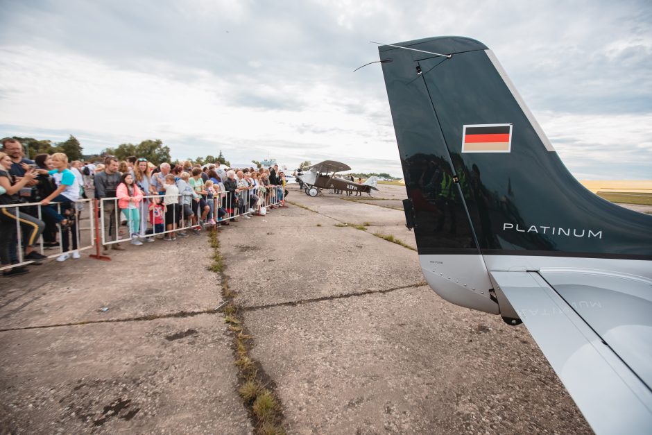 Aviacijos šventė Kaune: nuo skraidančios legendos iki didžiausios vėliavos nuleidimo