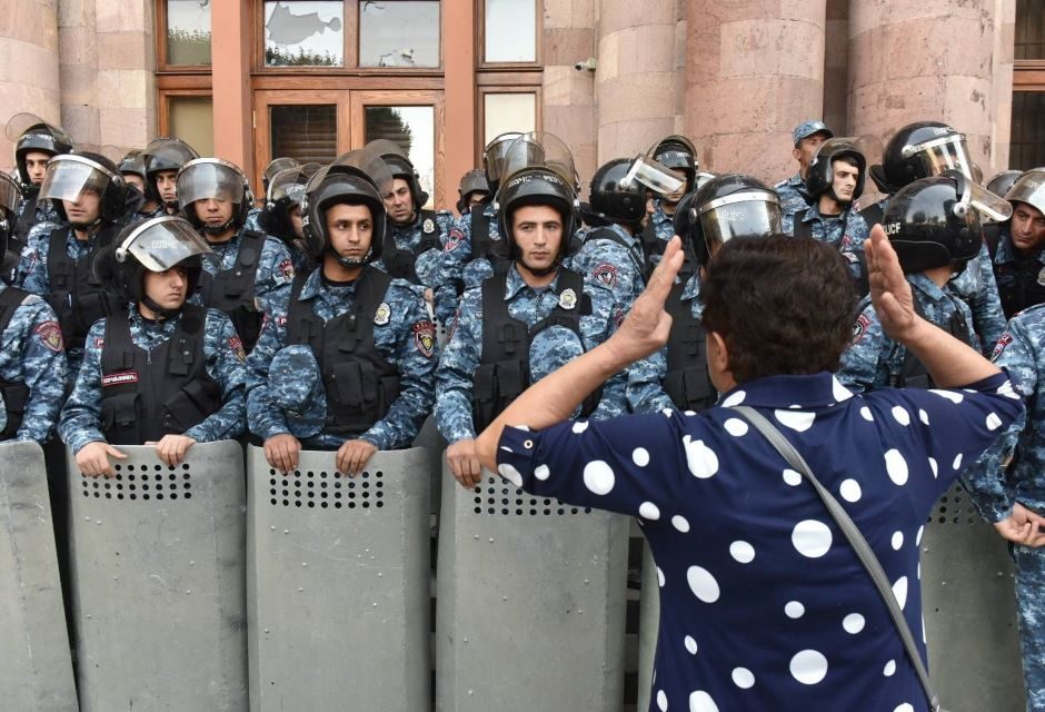 Kalnų Karabacho krizė: Armėnijos sostinėje protestuotojai blokuoja gatves