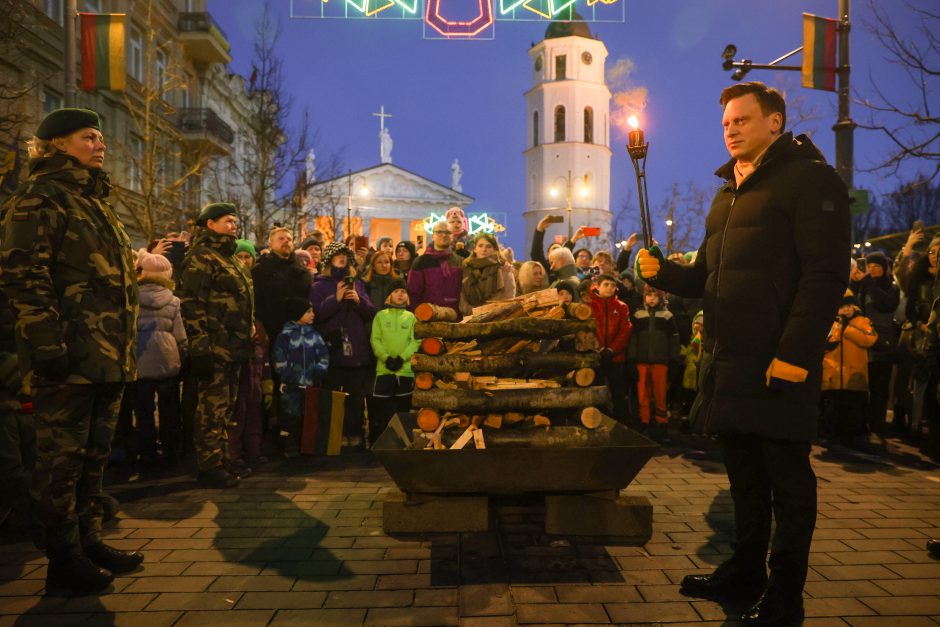 Gedimino prospekte suliepsnojo šešiolika Valstybės atkūrimo dienai skirtų laužų