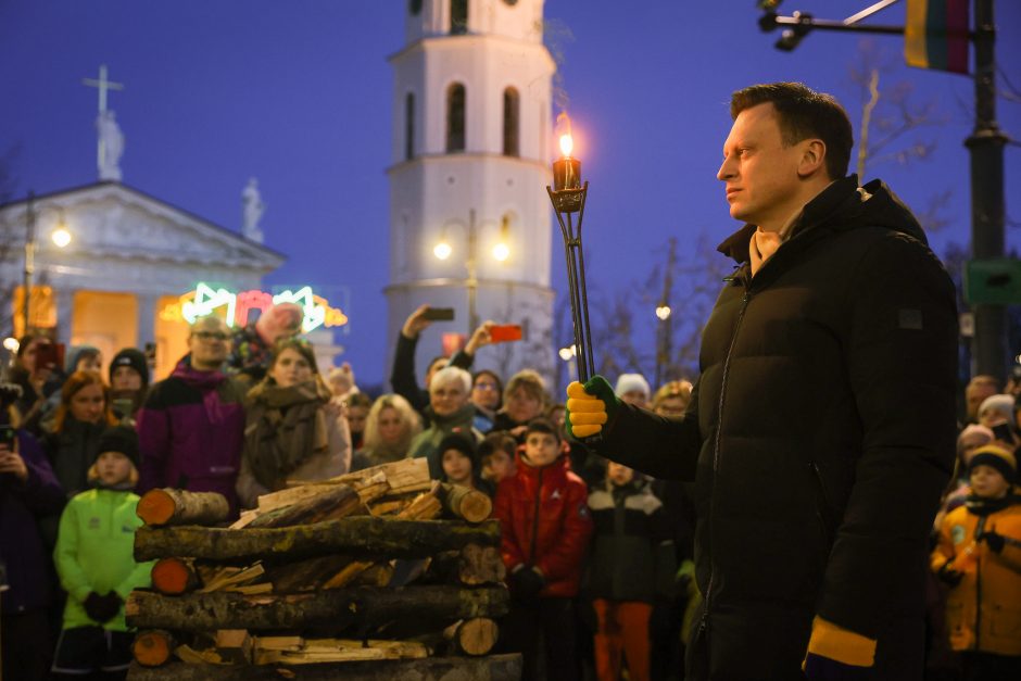 Gedimino prospekte suliepsnojo šešiolika Valstybės atkūrimo dienai skirtų laužų