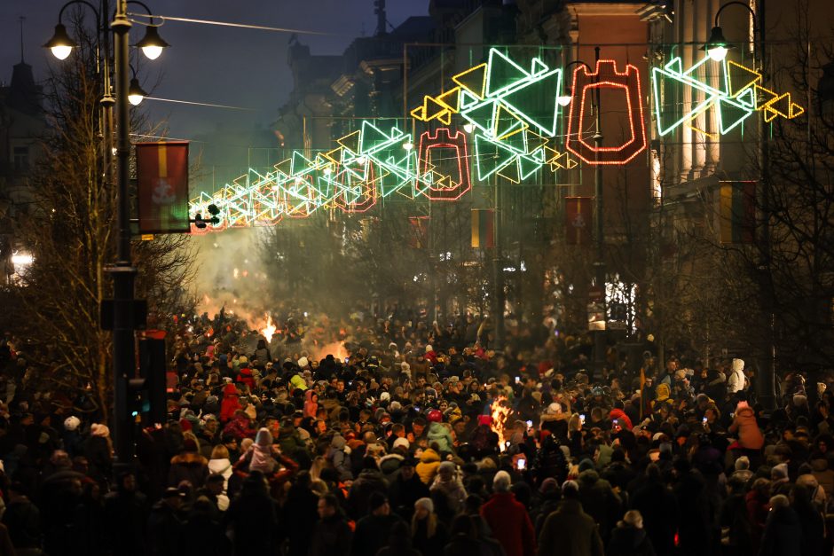 Gedimino prospekte suliepsnojo šešiolika Valstybės atkūrimo dienai skirtų laužų