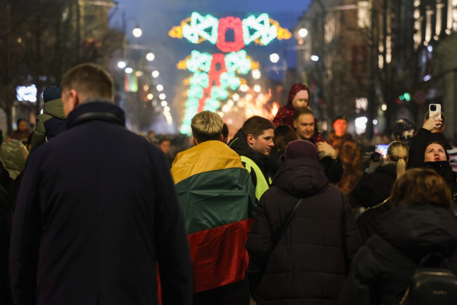 Gedimino prospekte suliepsnojo šešiolika Valstybės atkūrimo dienai skirtų laužų