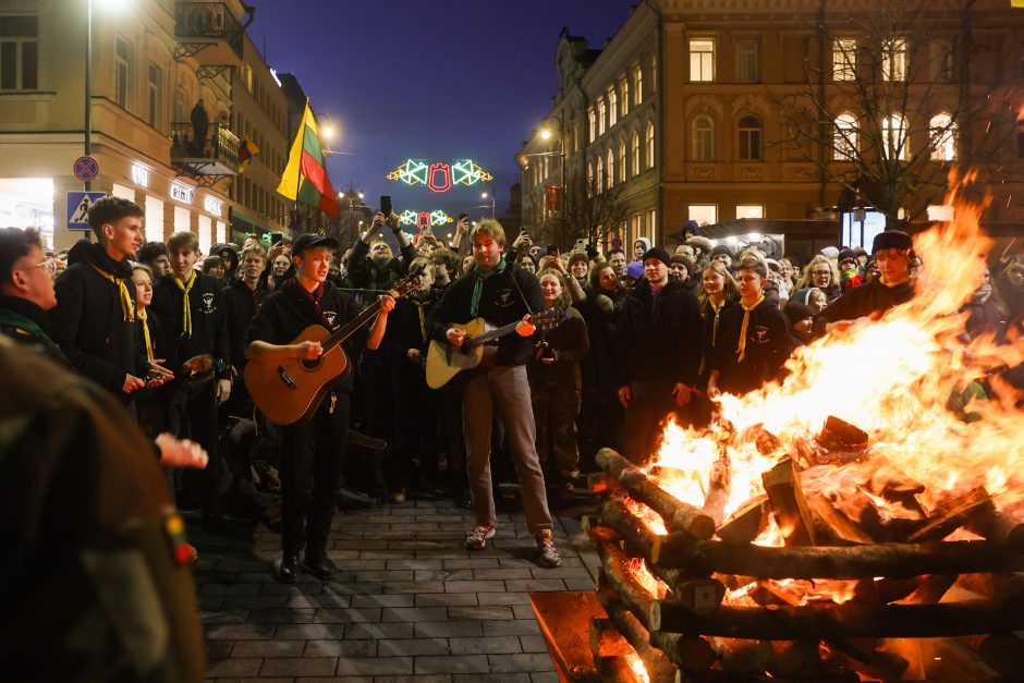 Gedimino prospekte suliepsnojo šešiolika Valstybės atkūrimo dienai skirtų laužų