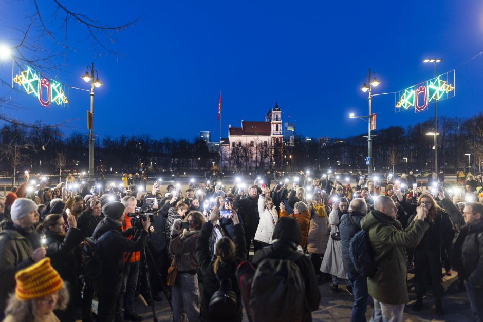 Apie pusė tūkstančio žmonių Vilniuje susirinko pagerbti A. Navalno