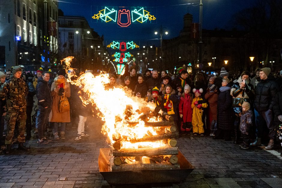 Gedimino prospekte suliepsnojo šešiolika Valstybės atkūrimo dienai skirtų laužų