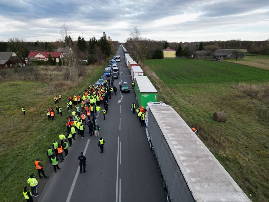 Sunkvežimių eilės Lenkijos ir Ukrainos pasienyje – ilgesnės nei 20 km