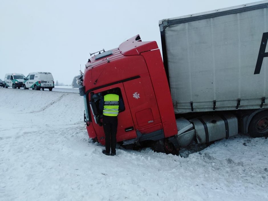 Šiaulių rajone vilkikas susidūrė su benzovežiu: sužeistas vyras išvežtas į ligoninę