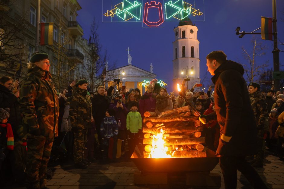 Gedimino prospekte suliepsnojo šešiolika Valstybės atkūrimo dienai skirtų laužų