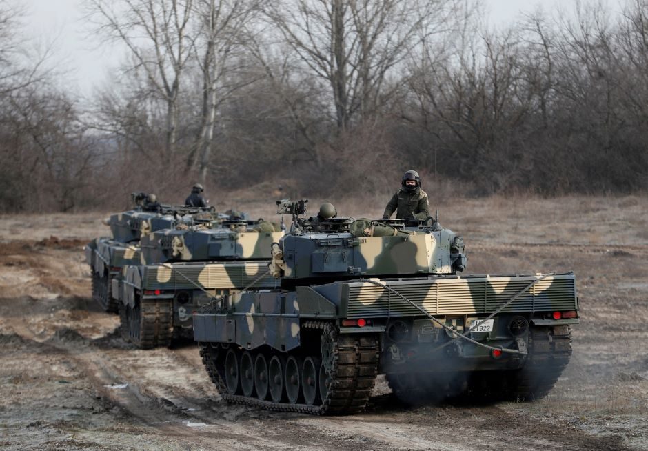 Šveicarijos vyriausybė leido parduoti tankus „Leopard 2“ Vokietijai, jei ši jų neperduos Ukrainai
