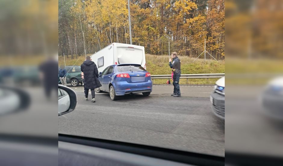 Avarija kelyje Vilnius–Kaunas: susidūrus lengviesiems automobiliams, nukentėjo du žmonės