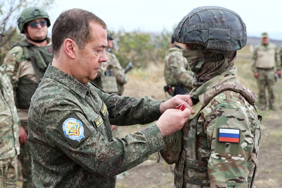 D. Medvedevas teigia, kad aplankė karius netoli fronto linijos Ukrainoje