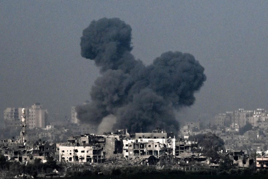Izraelio įkaitų šeimos reikalauja vyriausybės paaiškinimo dėl smūgių Gazos Ruože
