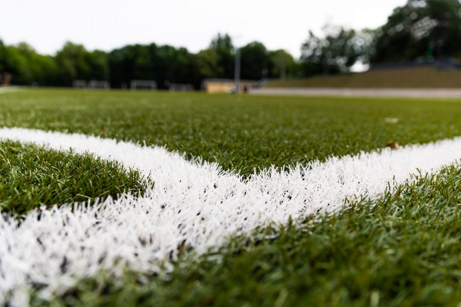 Sostinės Kalnų parke atidarytas Lietuvos policijos atnaujintas stadionas