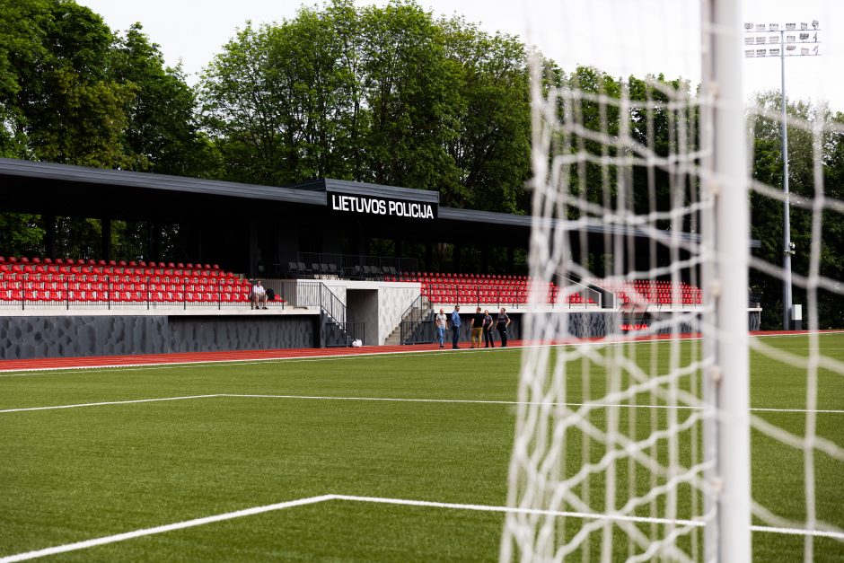 Sostinės Kalnų parke atidarytas Lietuvos policijos atnaujintas stadionas