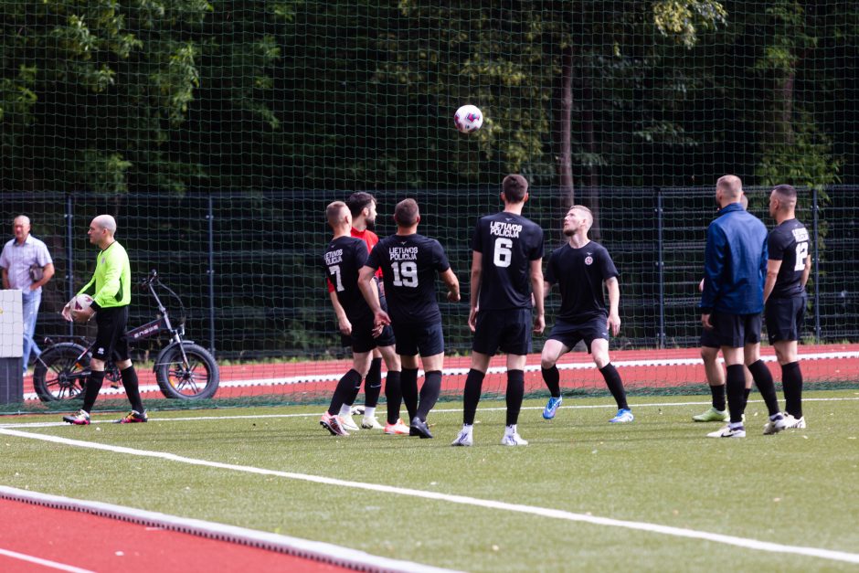 Sostinės Kalnų parke atidarytas Lietuvos policijos atnaujintas stadionas